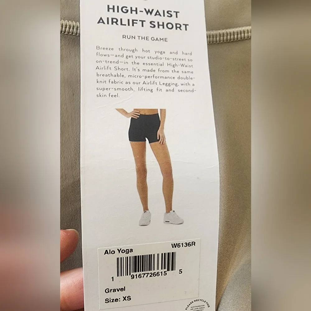 New ALO Yoga Women's Tan Shorts, Size Extra Small.